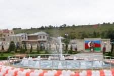İlham Əliyev Qırmızı qəsəbədə salınmış Heydər bağında yaradılan şəraitlə tanış olub (FOTO)