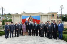 İlham Əliyev Qırmızı qəsəbədə salınmış Heydər bağında yaradılan şəraitlə tanış olub (FOTO)
