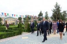 İlham Əliyev Qırmızı qəsəbədə salınmış Heydər bağında yaradılan şəraitlə tanış olub (FOTO)