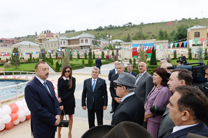 İlham Əliyev Qırmızı qəsəbədə salınmış Heydər bağında yaradılan şəraitlə tanış olub (FOTO)