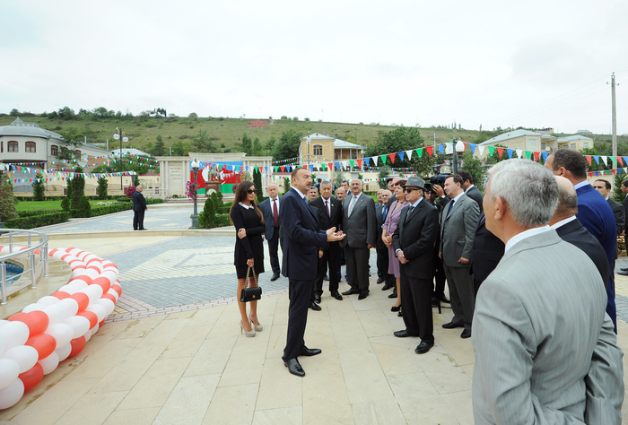İlham Əliyev Qırmızı qəsəbədə salınmış Heydər bağında yaradılan şəraitlə tanış olub (FOTO)