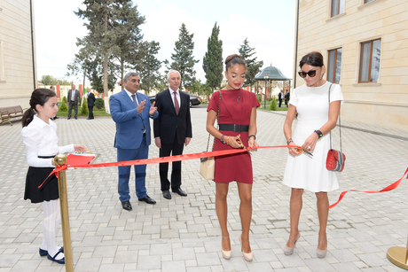 Mehriban Əliyeva Bakının Xəzər rayonunda körpələr evi-uşaq bağçalarının və poliklinikanın açılışında iştirak edib (ƏLAVƏ OLUNUB-2) (FOTO)