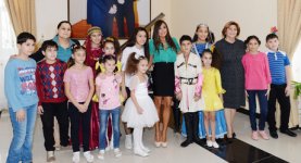 Heydər Əliyev Fondunun vitse-prezidenti Leyla Əliyeva Bakıdakı bir sıra uşaq evlərində olub (FOTO)