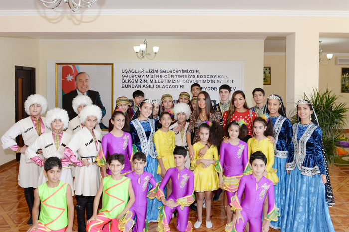 Leyla Əliyeva və Arzu Əliyeva Bakıda internat məktəbi, körpələr və uşaq evlərində olub (FOTO)