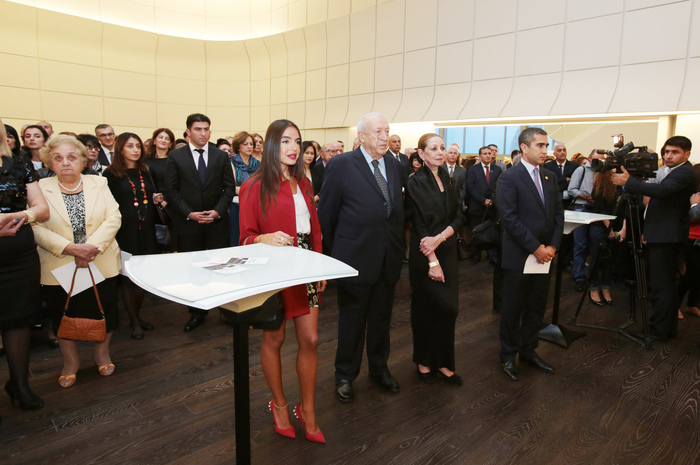 Heydər Əliyev Fondunun vitse-prezidenti Leyla Əliyeva Azərbaycanın xalq rəssamı Tahir Salahovun sərgisinin açılışında iştirak edib (FOTO)