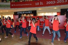 "Mənim Prezidentim" Gənclər Təşəbbüs Qrupu "Park Bulvar"ı qırmızıya "boyadı" (FOTO)