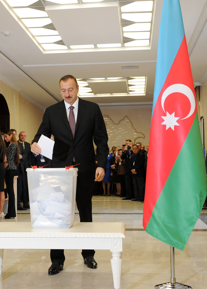 Azərbaycan Prezidenti və xanımı səsvermədə iştirak ediblər (ƏLAVƏ OLUNUB) (FOTO)