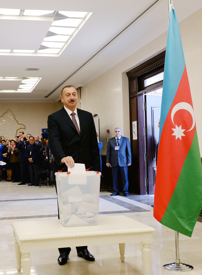 Azərbaycan Prezidenti və xanımı səsvermədə iştirak ediblər (ƏLAVƏ OLUNUB) (FOTO)