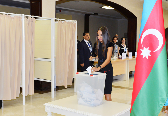 Azərbaycan Prezidenti və xanımı səsvermədə iştirak ediblər (ƏLAVƏ OLUNUB) (FOTO)