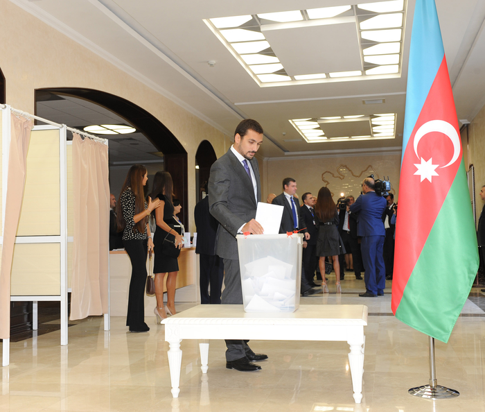 Azərbaycan Prezidenti və xanımı səsvermədə iştirak ediblər (ƏLAVƏ OLUNUB) (FOTO)