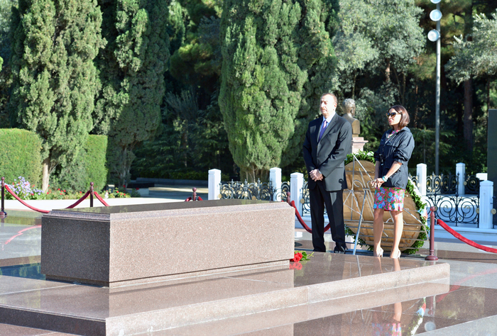 Prezident İlham Əliyev və xanımı ulu öndər Heydər Əliyevin məzarını ziyarət ediblər (FOTO)