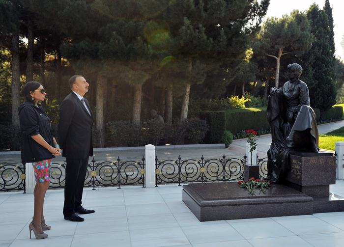 Prezident İlham Əliyev və xanımı ulu öndər Heydər Əliyevin məzarını ziyarət ediblər (FOTO)