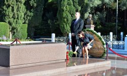 Prezident İlham Əliyev və xanımı ulu öndər Heydər Əliyevin məzarını ziyarət ediblər (FOTO)