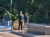 Prezident İlham Əliyev və xanımı ulu öndər Heydər Əliyevin məzarını ziyarət ediblər (FOTO)