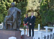 Prezident İlham Əliyev və xanımı ulu öndər Heydər Əliyevin məzarını ziyarət ediblər (FOTO)