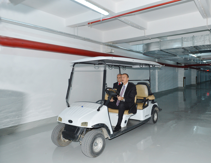 Prezident İlham Əliyev Bakının Neftçilər prospektində ikimərtəbəli yeraltı avtomobil dayanacağında yaradılan şəraitlə tanış olub (FOTO)