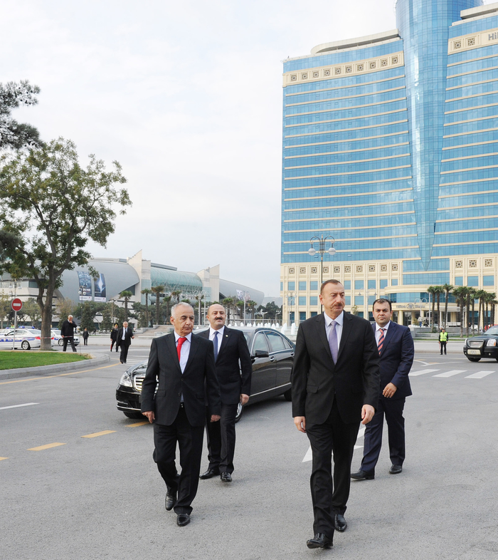Prezident İlham Əliyev Bakının Neftçilər prospektində ikimərtəbəli yeraltı avtomobil dayanacağında yaradılan şəraitlə tanış olub (FOTO)