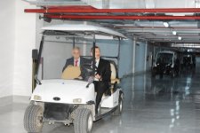 Prezident İlham Əliyev Bakının Neftçilər prospektində ikimərtəbəli yeraltı avtomobil dayanacağında yaradılan şəraitlə tanış olub (FOTO)