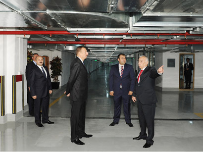 Prezident İlham Əliyev Bakının Neftçilər prospektində ikimərtəbəli yeraltı avtomobil dayanacağında yaradılan şəraitlə tanış olub (FOTO)