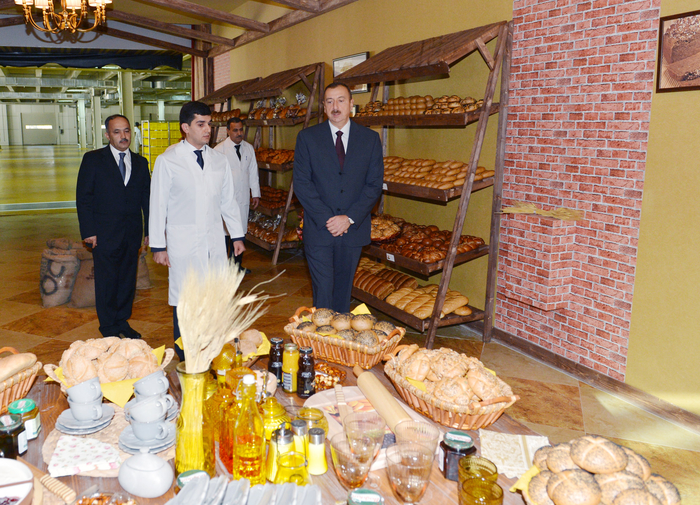 İlham Əliyev Bakıda yeni çörək zavodunun açılışında iştirak edib, yenidən qurulan parkda yaradılmış şəraitlə tanış olub (FOTO)