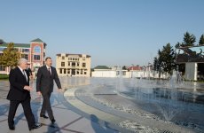 İlham Əliyev Bakıda yeni çörək zavodunun açılışında iştirak edib, yenidən qurulan parkda yaradılmış şəraitlə tanış olub (FOTO)