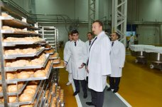 İlham Əliyev Bakıda yeni çörək zavodunun açılışında iştirak edib, yenidən qurulan parkda yaradılmış şəraitlə tanış olub (FOTO)