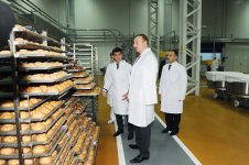 İlham Əliyev Bakıda yeni çörək zavodunun açılışında iştirak edib, yenidən qurulan parkda yaradılmış şəraitlə tanış olub (FOTO)