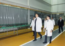 İlham Əliyev Bakıda yeni çörək zavodunun açılışında iştirak edib, yenidən qurulan parkda yaradılmış şəraitlə tanış olub (FOTO)