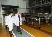İlham Əliyev Bakıda yeni çörək zavodunun açılışında iştirak edib, yenidən qurulan parkda yaradılmış şəraitlə tanış olub (FOTO)