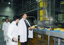 İlham Əliyev Bakıda yeni çörək zavodunun açılışında iştirak edib, yenidən qurulan parkda yaradılmış şəraitlə tanış olub (FOTO)