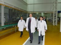 İlham Əliyev Bakıda yeni çörək zavodunun açılışında iştirak edib, yenidən qurulan parkda yaradılmış şəraitlə tanış olub (FOTO)
