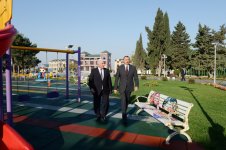 İlham Əliyev Bakıda yeni çörək zavodunun açılışında iştirak edib, yenidən qurulan parkda yaradılmış şəraitlə tanış olub (FOTO)