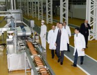 İlham Əliyev Bakıda yeni çörək zavodunun açılışında iştirak edib, yenidən qurulan parkda yaradılmış şəraitlə tanış olub (FOTO)