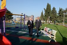 İlham Əliyev Bakıda yeni çörək zavodunun açılışında iştirak edib, yenidən qurulan parkda yaradılmış şəraitlə tanış olub (FOTO)