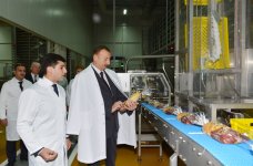 İlham Əliyev Bakıda yeni çörək zavodunun açılışında iştirak edib, yenidən qurulan parkda yaradılmış şəraitlə tanış olub (FOTO)
