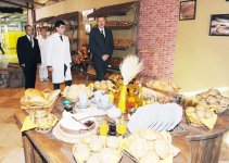 İlham Əliyev Bakıda yeni çörək zavodunun açılışında iştirak edib, yenidən qurulan parkda yaradılmış şəraitlə tanış olub (FOTO)