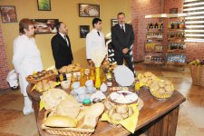 İlham Əliyev Bakıda yeni çörək zavodunun açılışında iştirak edib, yenidən qurulan parkda yaradılmış şəraitlə tanış olub (FOTO)