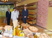 İlham Əliyev Bakıda yeni çörək zavodunun açılışında iştirak edib, yenidən qurulan parkda yaradılmış şəraitlə tanış olub (FOTO)