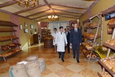 İlham Əliyev Bakıda yeni çörək zavodunun açılışında iştirak edib, yenidən qurulan parkda yaradılmış şəraitlə tanış olub (FOTO)
