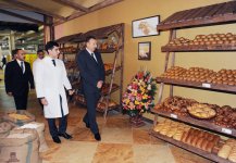 İlham Əliyev Bakıda yeni çörək zavodunun açılışında iştirak edib, yenidən qurulan parkda yaradılmış şəraitlə tanış olub (FOTO)