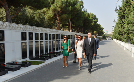 Prezident İlham Əliyev ailə üzvləri ilə birlikdə ümummilli lider Heydər Əliyevin məzarını və Şəhidlər xiyabanını ziyarət edib (FOTO)
