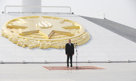 Prezident İlham Əliyev və ailə üzvləri Dövlət Bayrağı Meydanında olublar (FOTO)