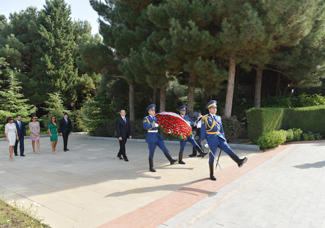 Prezident İlham Əliyev ailə üzvləri ilə birlikdə ümummilli lider Heydər Əliyevin məzarını və Şəhidlər xiyabanını ziyarət edib (FOTO)