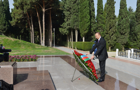 Prezident İlham Əliyev ailə üzvləri ilə birlikdə ümummilli lider Heydər Əliyevin məzarını və Şəhidlər xiyabanını ziyarət edib (FOTO)