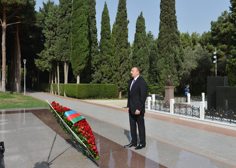Prezident İlham Əliyev ailə üzvləri ilə birlikdə ümummilli lider Heydər Əliyevin məzarını və Şəhidlər xiyabanını ziyarət edib (FOTO)