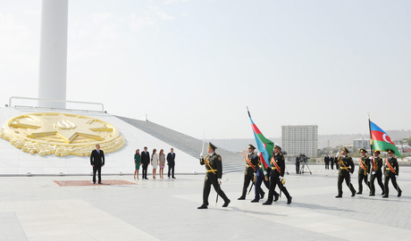 Prezident İlham Əliyev və ailə üzvləri Dövlət Bayrağı Meydanında olublar (FOTO)