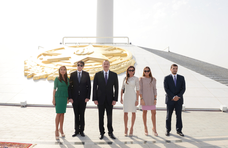 Prezident İlham Əliyev və ailə üzvləri Dövlət Bayrağı Meydanında olublar (FOTO)