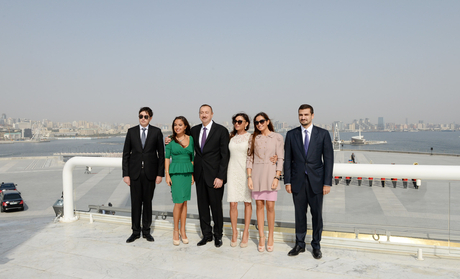 Prezident İlham Əliyev və ailə üzvləri Dövlət Bayrağı Meydanında olublar (FOTO)