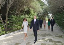 Prezident İlham Əliyev ailə üzvləri ilə birlikdə ümummilli lider Heydər Əliyevin məzarını və Şəhidlər xiyabanını ziyarət edib (FOTO)