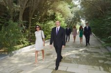 Prezident İlham Əliyev ailə üzvləri ilə birlikdə ümummilli lider Heydər Əliyevin məzarını və Şəhidlər xiyabanını ziyarət edib (FOTO)